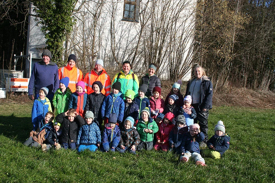 Kindergartenkinder am Wasserturm