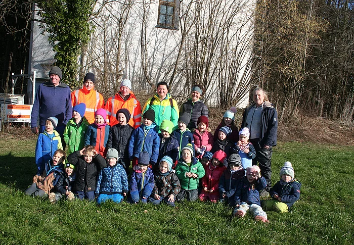 Kindergartenkinder am Wasserturm