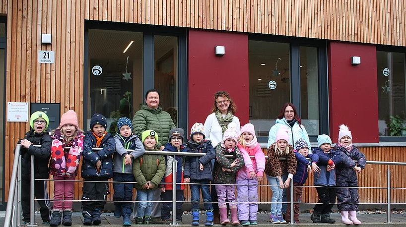 Kindergartenkinder vor dem Rathaus