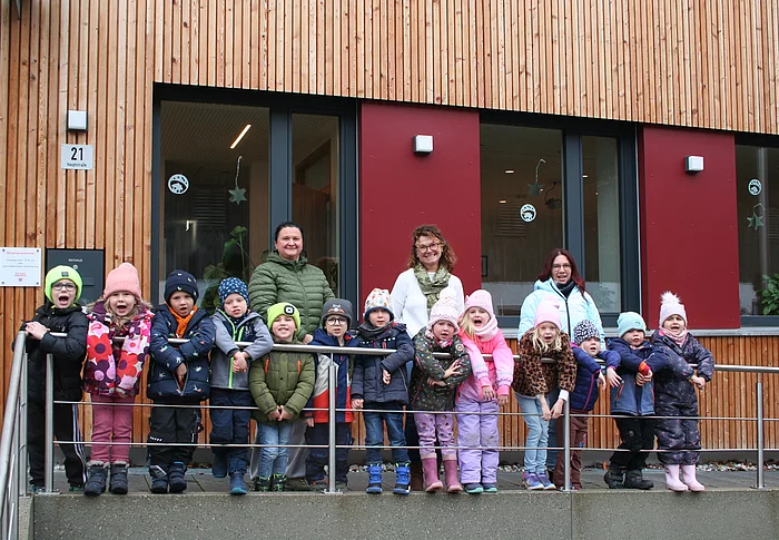 Kindergartenkinder vor dem Rathaus