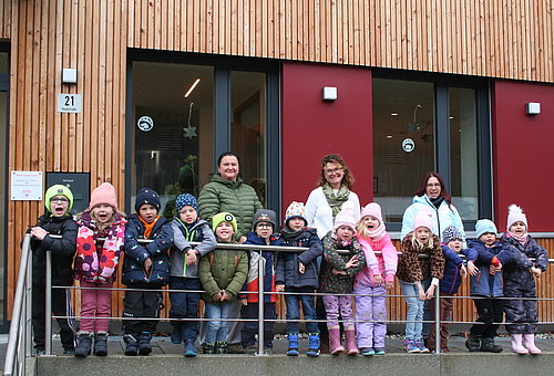 Kindergartenkinder vor dem Rathaus
