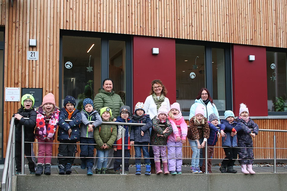 Kindergartenkinder vor dem Rathaus